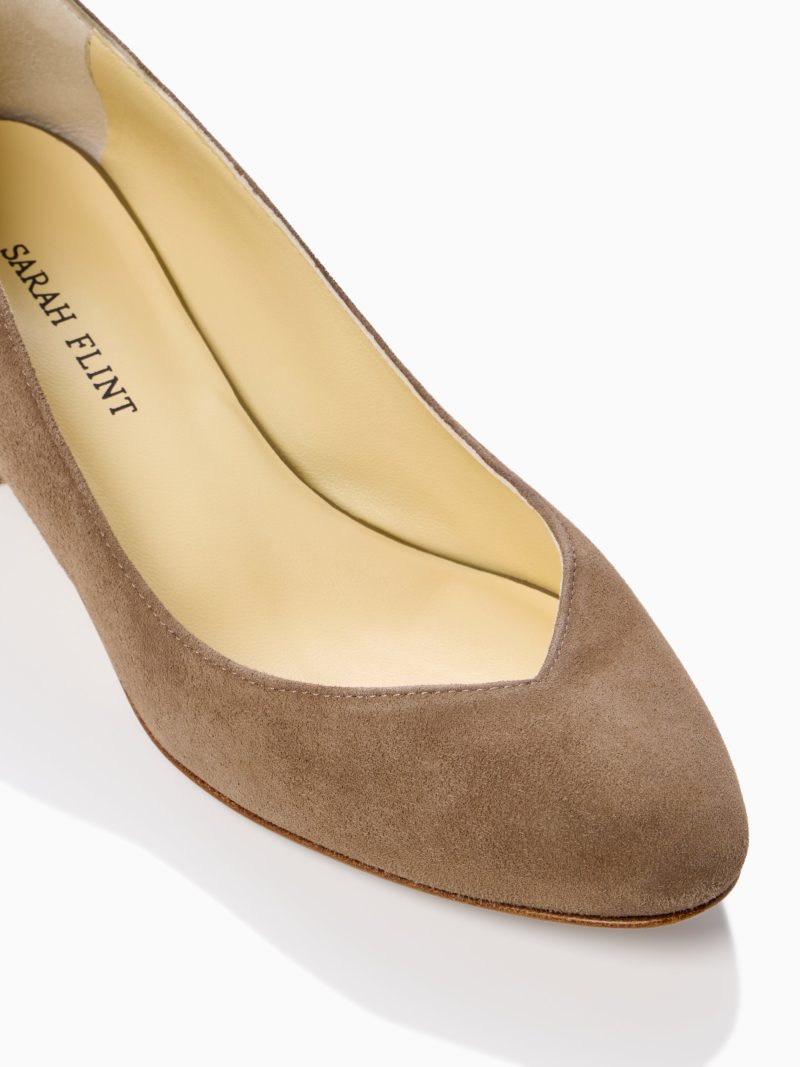 24 10 21 SF PERFECT ALMOND PUMP 30 TAUPE SUEDE 04