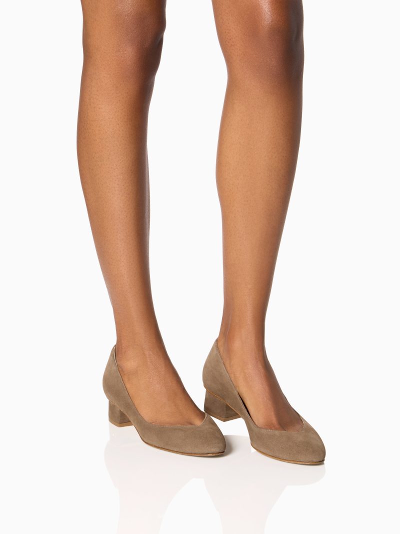 24 10 21 SF PERFECT ALMOND PUMP 30 TAUPE SUEDE 05